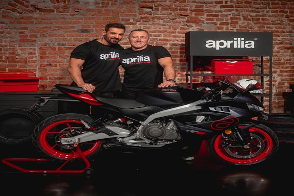 एप्रिलिया इंडिया ने जॉन अब्राहम को अपना ब्रांड एम्बेसेडर बनाते हुए, सुपरबाइक्स का पोर्टफोलियो पेश किया