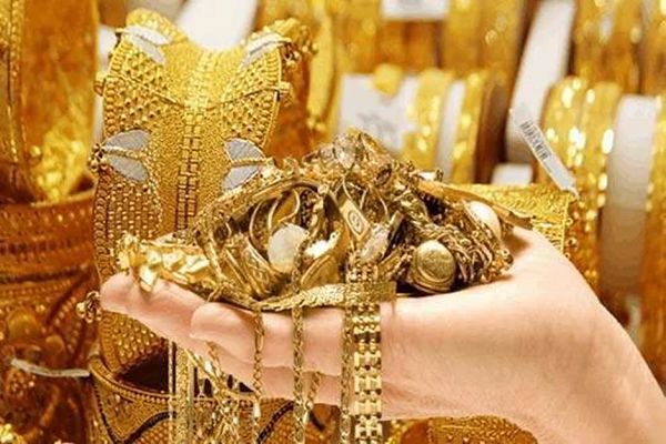  सोने के दाम में दिखी तेजी, चांदी के रेट में आई मामूली कमी; पढ़ें आपके शहर के भाव