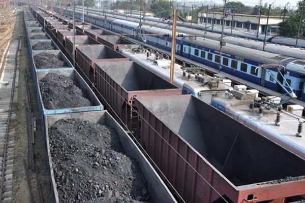 दपूम रेलवे ने मात्र 295 दिनों में 200 मिलियन टन लदान का आंकड़ा पार किया