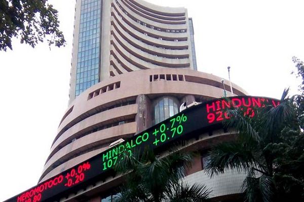 धंसते हुए बाजार में निवेशकों के डूब गए ₹81.82 लाख करोड़