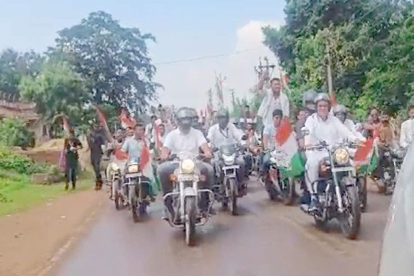 कांग्रेस की भरोसा यात्रा : प्रदेशभर कांग्रेस भरोसा यात्रा निकाल रही है, सीएम बघेल बुलेट में निकले, गांधीजी के सुराज का दिया संदेश...