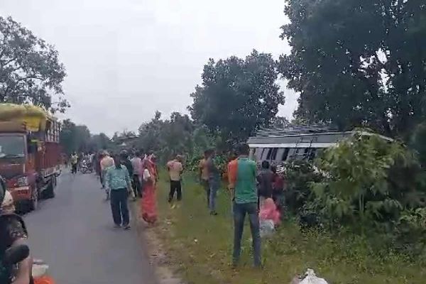 पेड़ से टकराई बस, 12 यात्री घायल