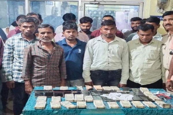 घर बना जुए का अड्डा, 24 जुआरियों को किया गिरफ्तार, 10 लाख से ज्यादा नगद जब्त