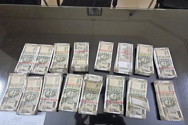 15 किलो जेवर, 10 लाख नगद जब्त