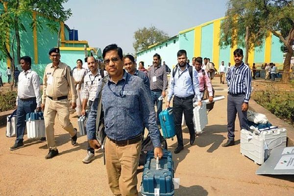 मतदान सामग्री के साथ मतदान दल रवाना