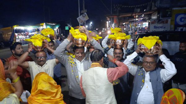  अयोध्या से गरियाबंद पहुंचे "अक्षत कलश" का रामभक्तों ने पुष्पवर्षा कर किया स्वागत