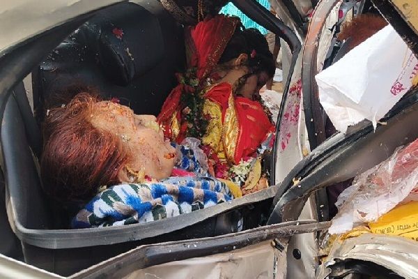 शादी की खुशी एक पल में गम में बदल गई, अनियंत्रित ट्रक की ठोकर से दूल्हा दुल्हन सहित पांच लोगों की दर्दनाक मौत