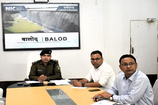  मुख्यमंत्री ने ली ट्रक चालकों की हड़ताल के मद्देनजर वीडियो कान्फ्रेंसिंग के माध्यम से संभाग आयुक्त, आईजी, कलेक्टर एवं एसपी की बैठक 