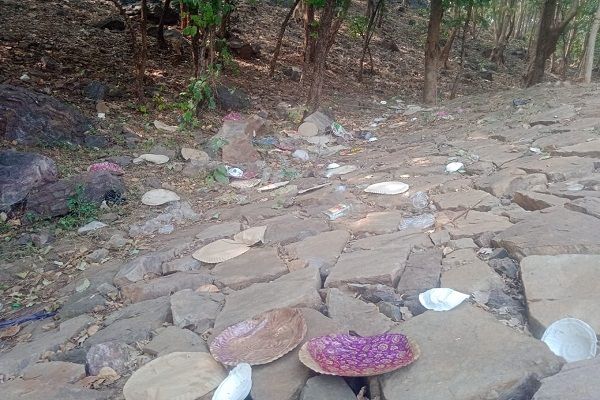  नए साल के जश्न में गंदगी फैला जाते है पर्यटक