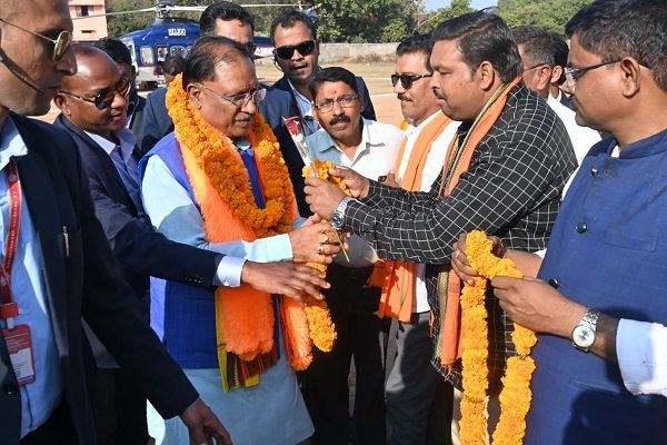 मुख्यमंत्री श्री विष्णु देव साय का झलप हेलीपैड में गुरु रविदास महासभा के प्रतिनिधि एवं अधिकारियों ने किया आत्मीय स्वागत