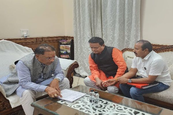  बहुप्रतीक्षित 100 बिस्तर अस्पताल की मांग को लेकर सीएम के पास पहुँचे देवलाल ठाकुर