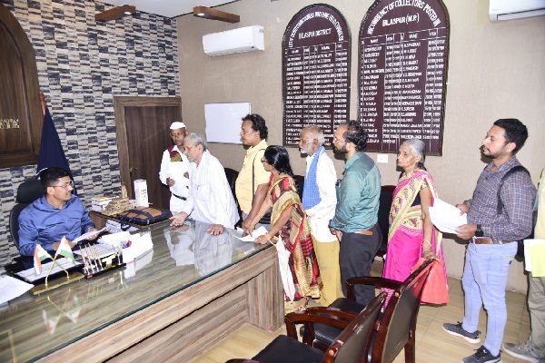 बिलासपुर : कलेक्टर ने जनदर्शन में सुनी आम लोगों की समस्याएं