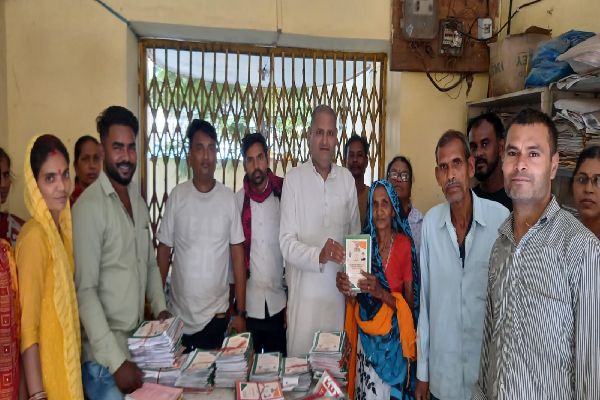 बिनोबानगर गायंत्री मदिर मे आज सैकङो के तादात पर नया राशनकार्ड वितरण किया गया