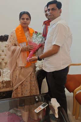 भाजपा प्रत्याशी  रूप कुमारी चौधरी से भाजपा नेता अजय रोहरा ने मुलाकात की