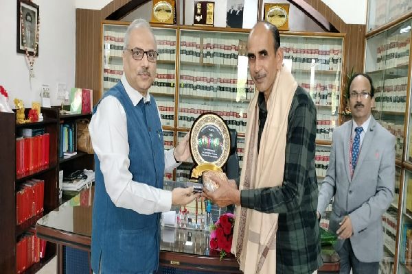 उच्च न्यायालय के अर्दली की सेवानिवृत्ति के अवसर पर शॉल, श्रीफल भेंटकर किया सम्मानित