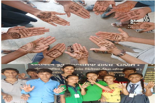 विद्यार्थियों ने मेंहदी लगाकर दिया मतदान जागरूकता का संदेश