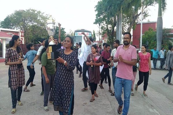  नेशनल यूथ फेस्टिवल में इंदिरा कला संगीत विश्वविद्यालय का उल्लेखनीय प्रदर्शन, तीन विधाओं में खिताब, कुल 10 पुरस्कार 