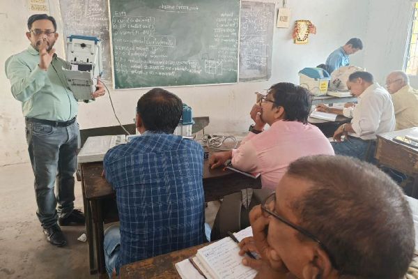 कोरबा : ​​​​​​​मतदान कर्मियों को दिया गया द्वितीय चरण का प्रशिक्षण