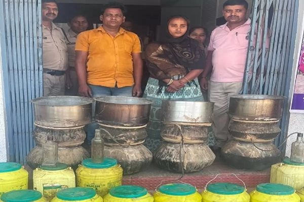घर के बेसमेंट में बना रखी थी फैक्ट्री, 3 सौ लीटर शराब जब्त, पति-पत्नी गिरफ्तार