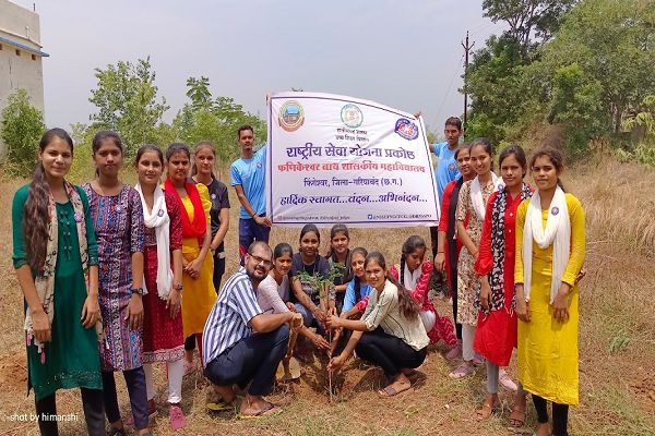 शासकीय फनीकेश्वरनाथ महाविद्यालय के स्वयंसेवको ने पर्यावरण को सुरक्षित एवं संतुलन बनाए रखने का लिया संकल्प       