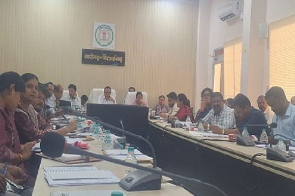 कलेक्टर धर्मेश साहू ने सभी विभागों के कार्यों की समीक्षा की