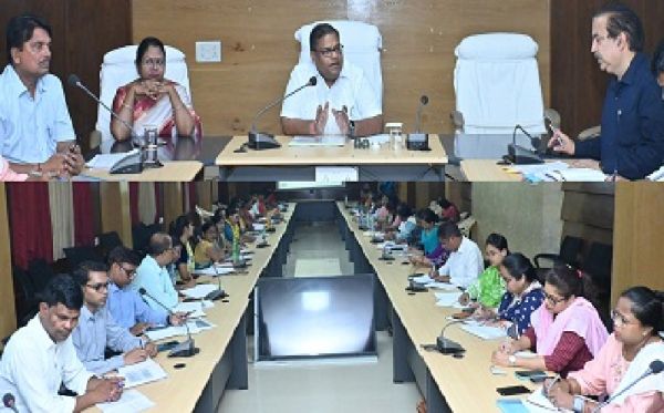 कलेक्टर ने महिला एवं बाल विकास विभाग की ली समीक्षा बैठक