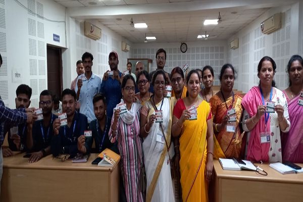 पूर्व में बने 50 हजार आयुष्मान कार्ड मितानीन घर-घर जाकर बांटेगी