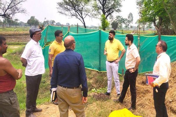 लगातार कर रहे हैं स्कूल-आंगनवाड़ी केन्द्रों का दौरा