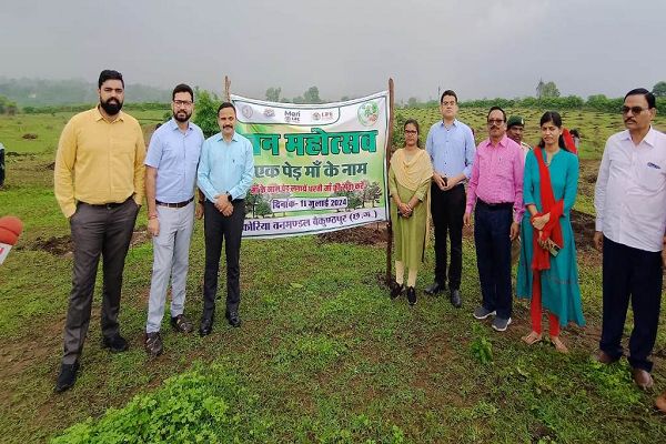 वन मंडल कोरिया द्वारा वृहद पौधारोपण कार्यक्रम का आयोजन किया गया 
