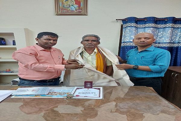  पदमश्री जागेश्वर यादव का बिलासपुर में आगमन हुआ। संस्थान द्वारा इस अवसर पर उनका शाल एवं श्रीफल से सम्मान किया
