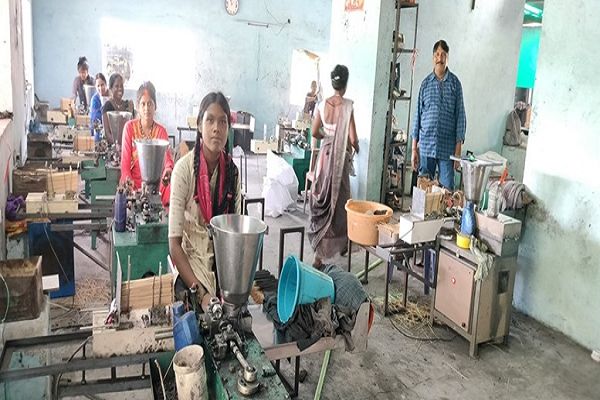  छत्तीसगढ़ खादी एवं ग्रामोद्योग बोर्ड जांजगीर-चांपा से जुड़कर युवा आत्मनिर्भर बन रहे हैं