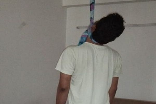 छात्रों का दुश्मन बना मोबाइल