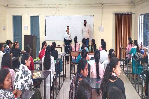 कैरियर के प्रति सजग रहें, लक्ष्य निर्धारित कर पढ़ाई करें : कलेक्टर