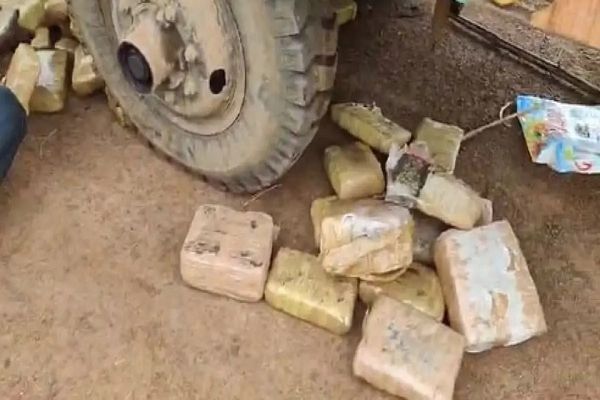 ट्रैक्टर में छुपाया था 10 लाख का गांजा, पुलिस ने जब्त किया