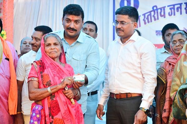 शासन की योजनाओं की जानकारी देने प्रशासन पहुंच रहा आपके द्वार: विधायक शुक्ला