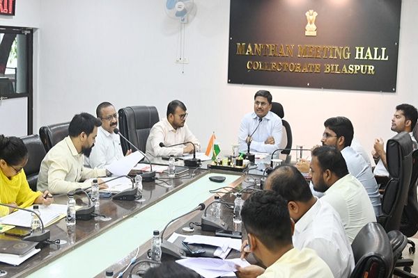 कलेक्टर ने टीएल बैठक में की लंबित मामलों की समीक्षा