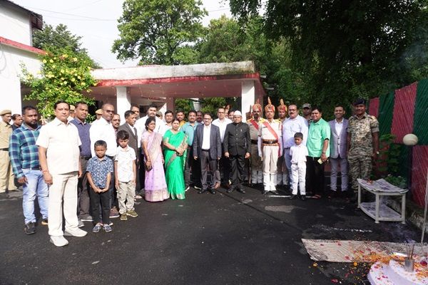 सरगुजा संभागायुक्त चुरेन्द्र ने संभाग आयुक्त कार्यालय में किया ध्वजारोहण