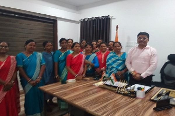 कलेक्टर अवनीश शरण और सीईओ जिला पंचायत को दीदियों ने बांधी राखी