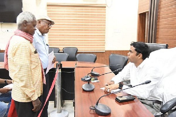 अपर कलेक्टर ने जनदर्शन में सुनी जनसामान्य की समस्याएं एवं शिकायतें