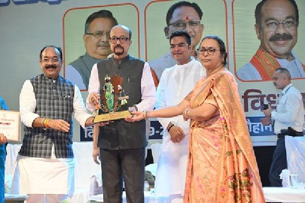 शिक्षक सम्मान समारोह में शामिल हुए राज्यपाल श्री डेका