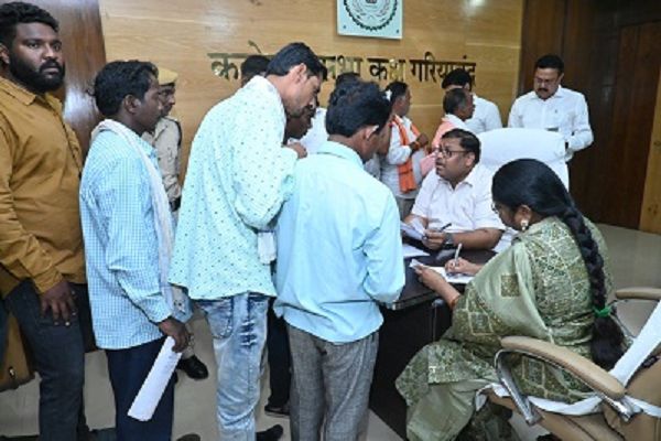 कलेक्टर ने जनदर्शन में सुनी आम नागरिकों की समस्याएं