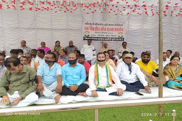 महिलाओ पर बढ़ते अपराध के विरोध में।भिलाई जिला कांग्रेस का सुपेला घड़ी चौक में मौन धरना प्रदर्शन