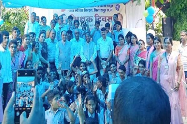 रामविचार नेताम ने विशेष स्कूल के बच्चों के साथ मनाया शिक्षक दिवस