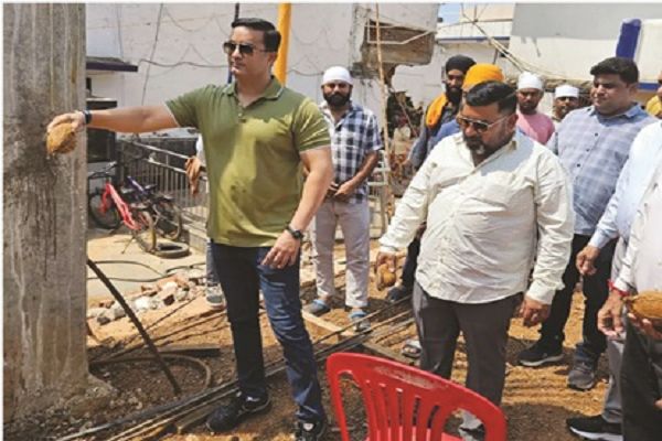 गुरूद्वारा के छत ढलाई कार्यक्रम में शामिल हुए युवा ट्रांसपोर्टर इन्द्रजीत सिंह