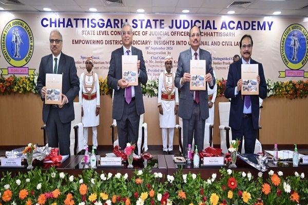 माननीय उच्चतम न्यायालय के तीन न्यायाधिपतियों की उपस्थिति में छत्तीसगढ उच्च न्यायालय में राज्य स्तरीय कान्फ्रेंस का आयोजन