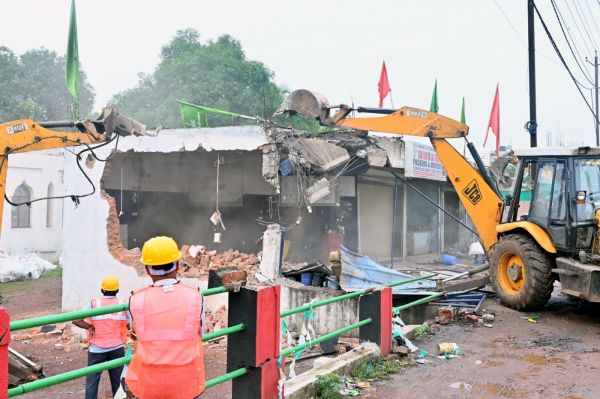 अवैध रूप से निर्मित दुकान, हाॅल, आफिस, चबुतरा, स्वागत द्वार एवं बाउण्ड्रीवाल को बेदखल किया गया