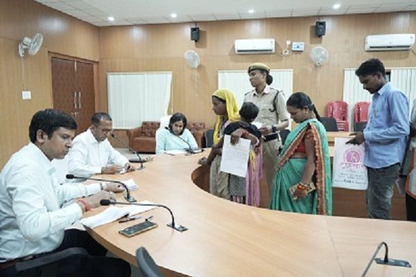  पैसे की कमी के कारण बेटे की पढ़ाई नही होगी प्रभावितः कलेक्टर