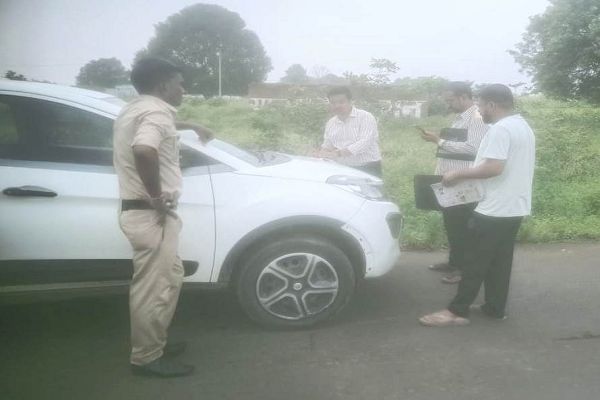 ओवरलोड वाहनों पर जुर्माना, एक जब्त