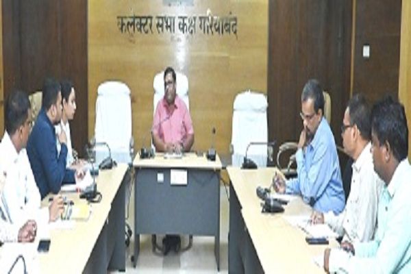 सड़कों पर आवारा मवेशियों के रोकथाम के लिए चलाए अभियान : कलेक्टर