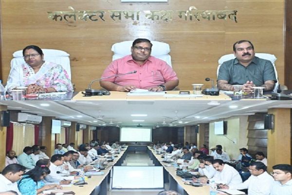 समय-सीमा के प्रकरणों को प्राथमिकता के साथ करें निराकरण : कलेक्टर